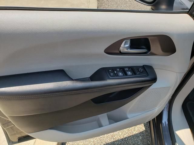 Used 2017 Chrysler Pacifica Touring FWD image 12