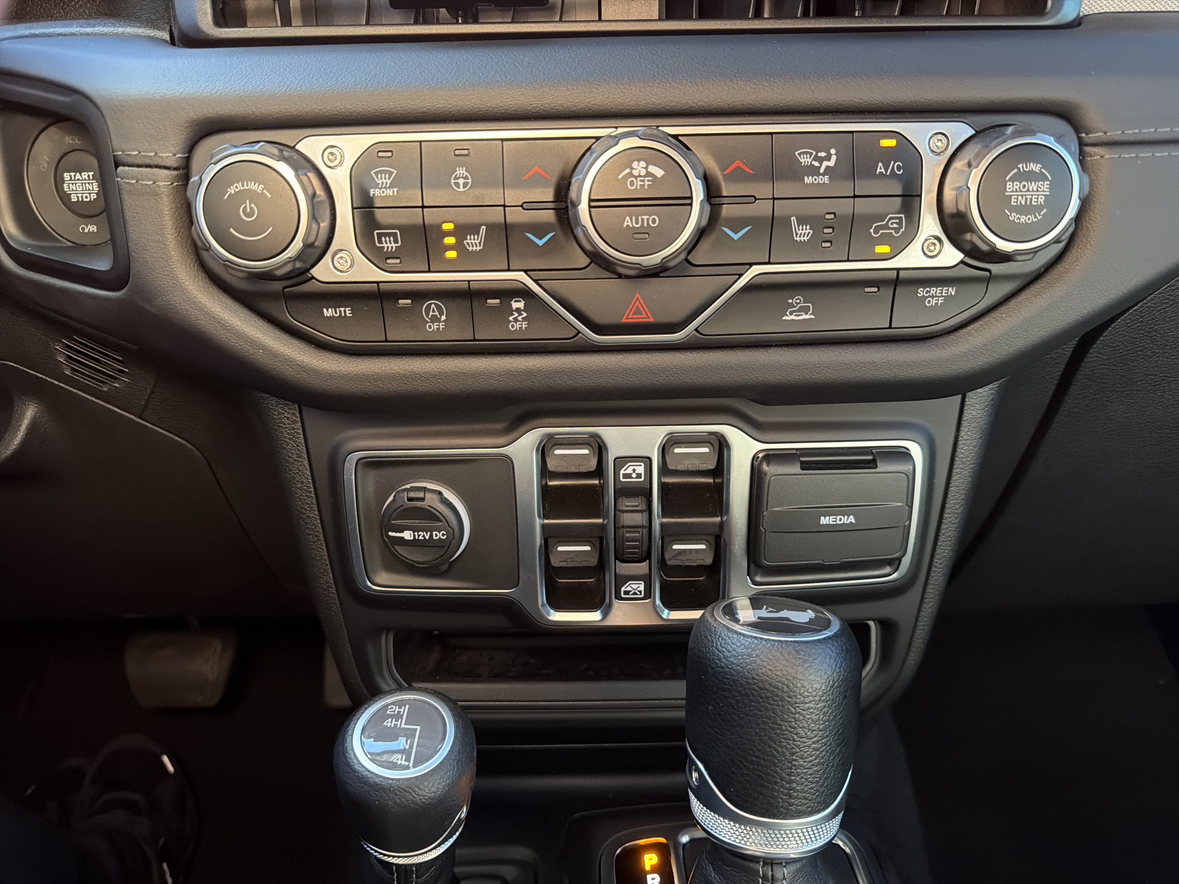 Used 2024 Jeep Wrangler Unlimited Sahara AWD/4WD image 35