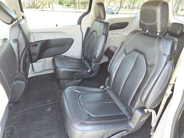 Used 2023 Chrysler Pacifica Touring-L image 18