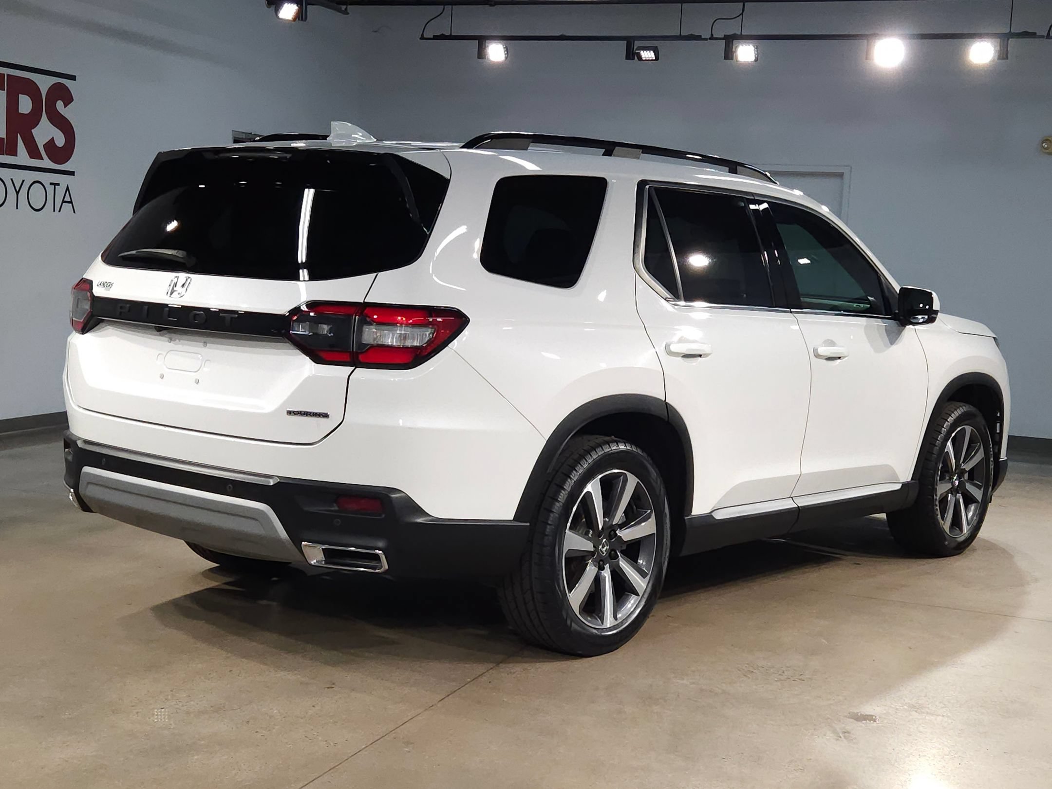 Used 2025 Honda Pilot Touring image 7