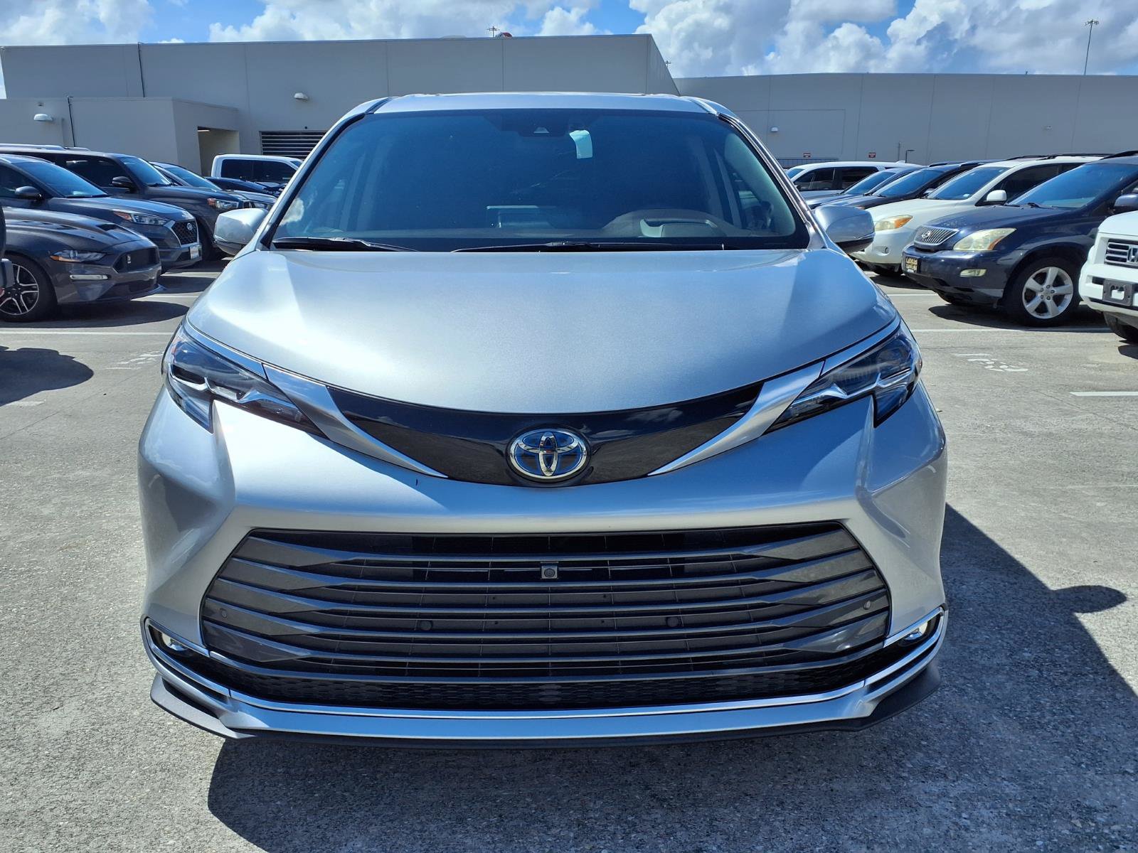 Used 2024 Toyota Sienna Platinum FWD image 22