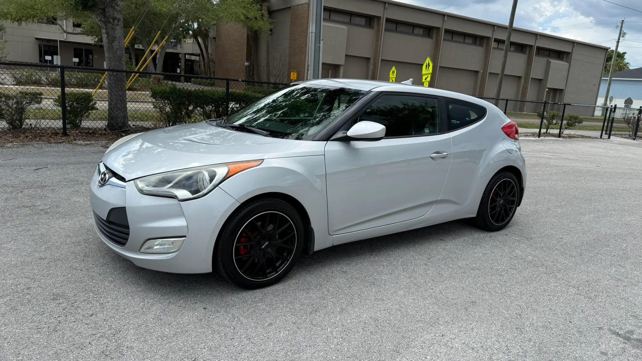 Used 2013 Hyundai Veloster FWD image 2