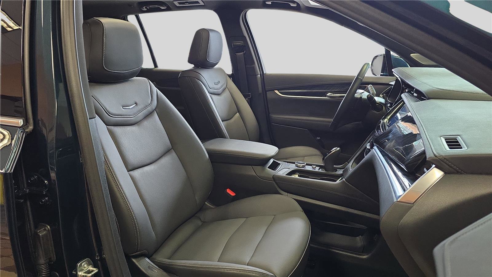 Used 2025 Cadillac XT6 Premium Luxury w/ Technology Package image 14