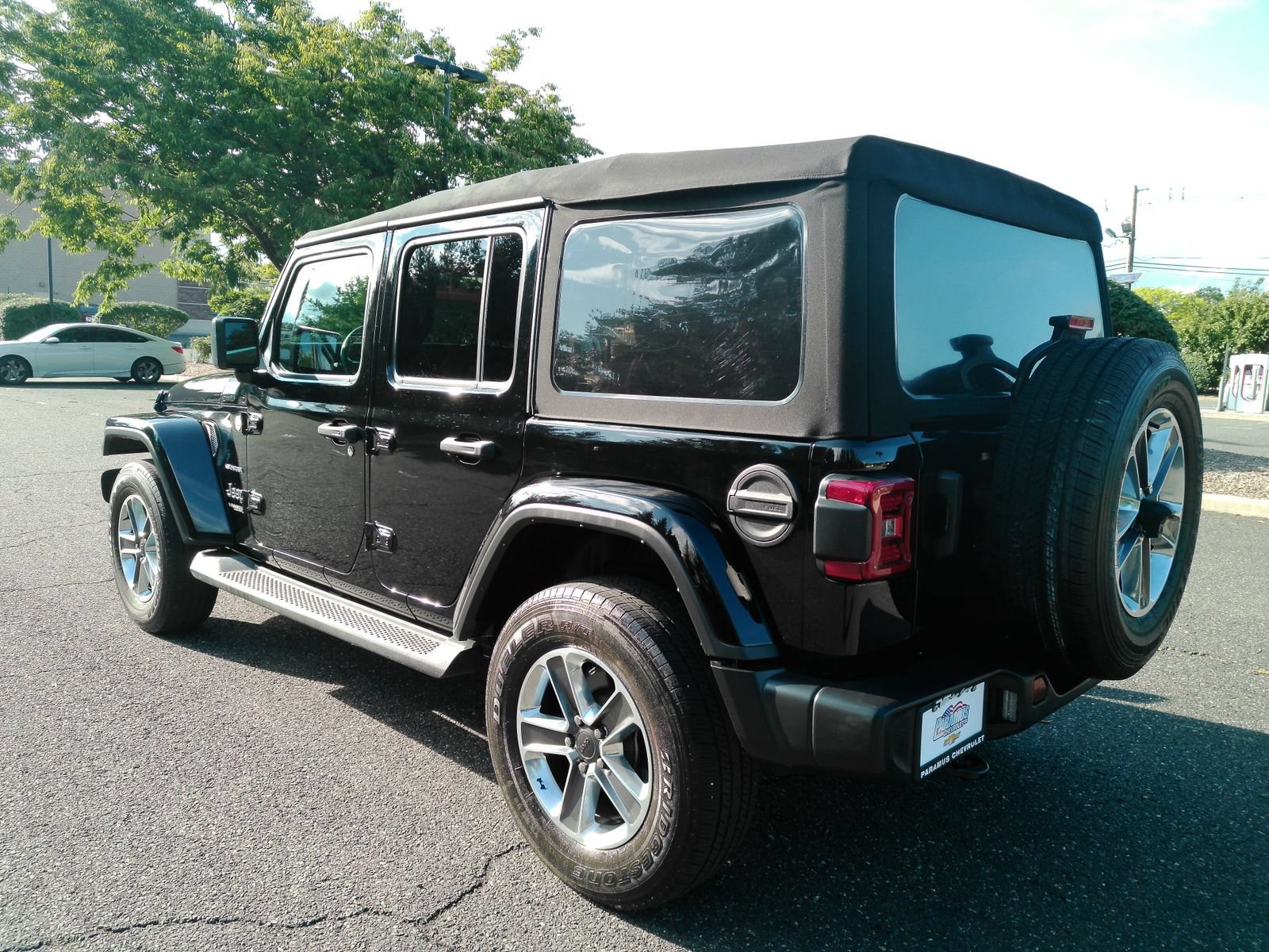 Used 2022 Jeep Wrangler Unlimited Sahara w/ LED Lighting Group AWD/4WD image 6