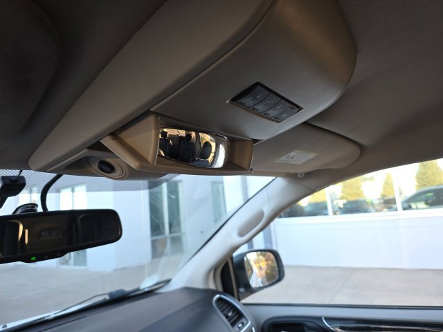 Used 2015 Chrysler Town & Country Touring FWD image 17