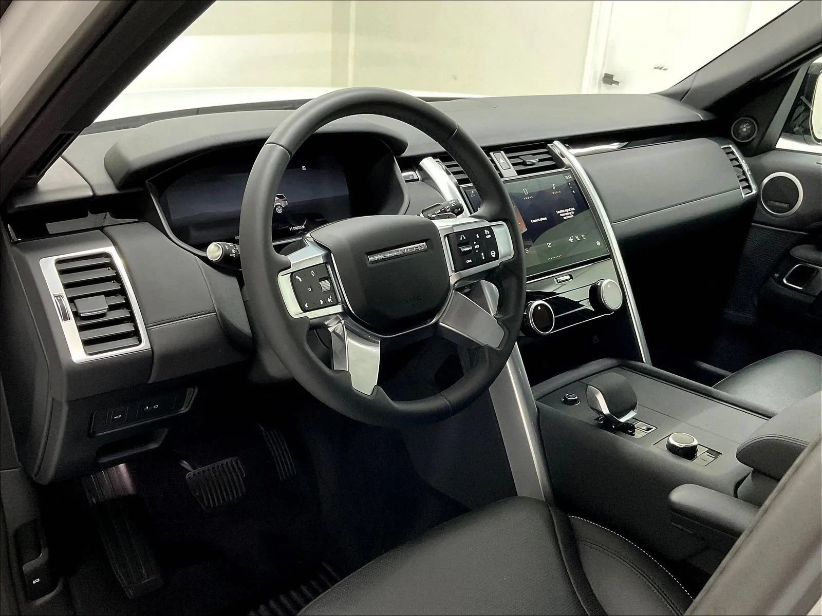 Used 2025 Land Rover Discovery S AWD/4WD image 11