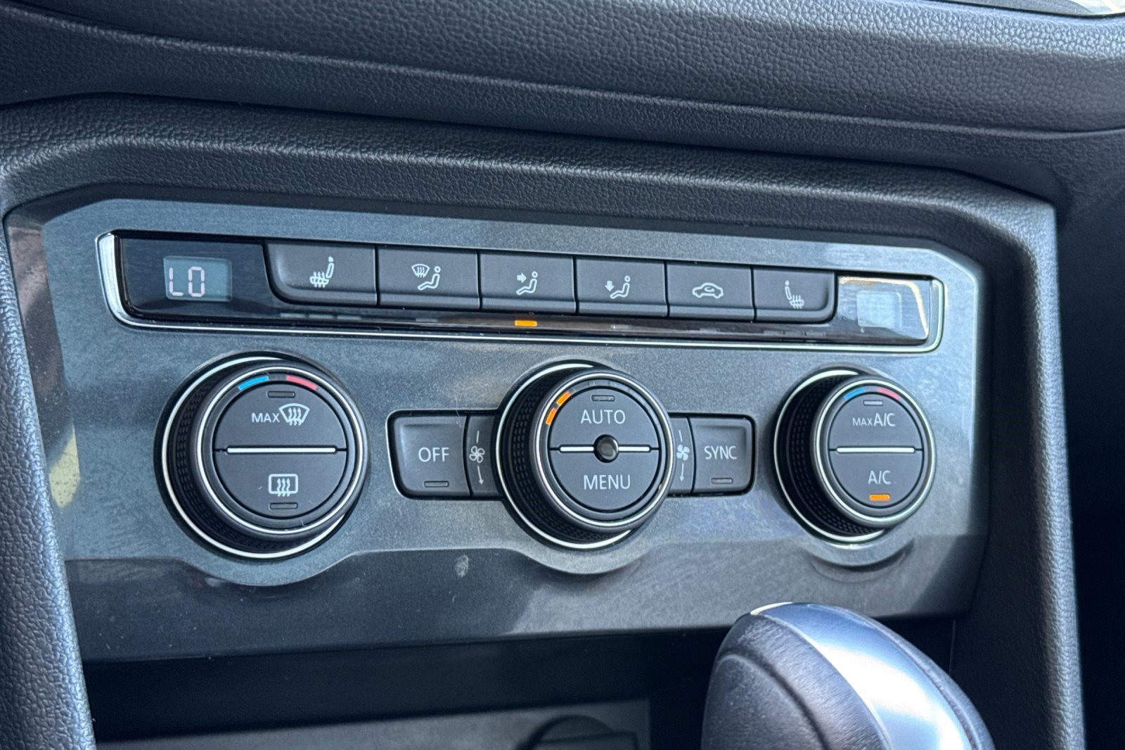 Used 2018 Volkswagen Tiguan SEL AWD/4WD image 21