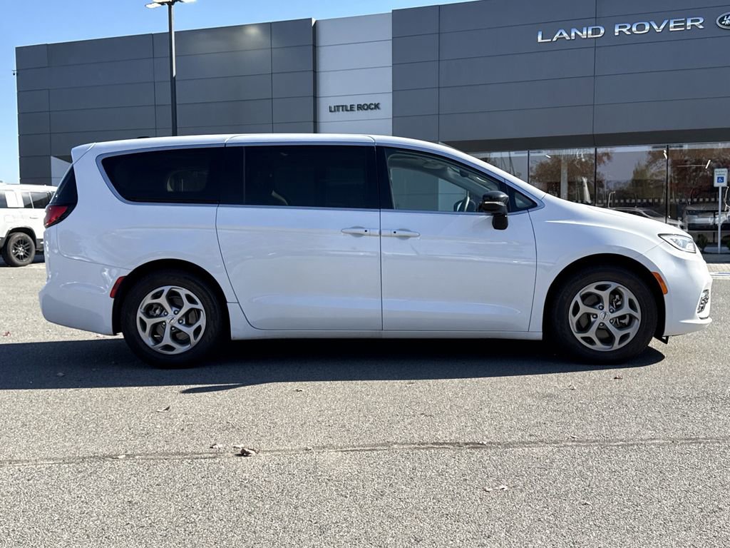 Used 2024 Chrysler Pacifica Limited image 6