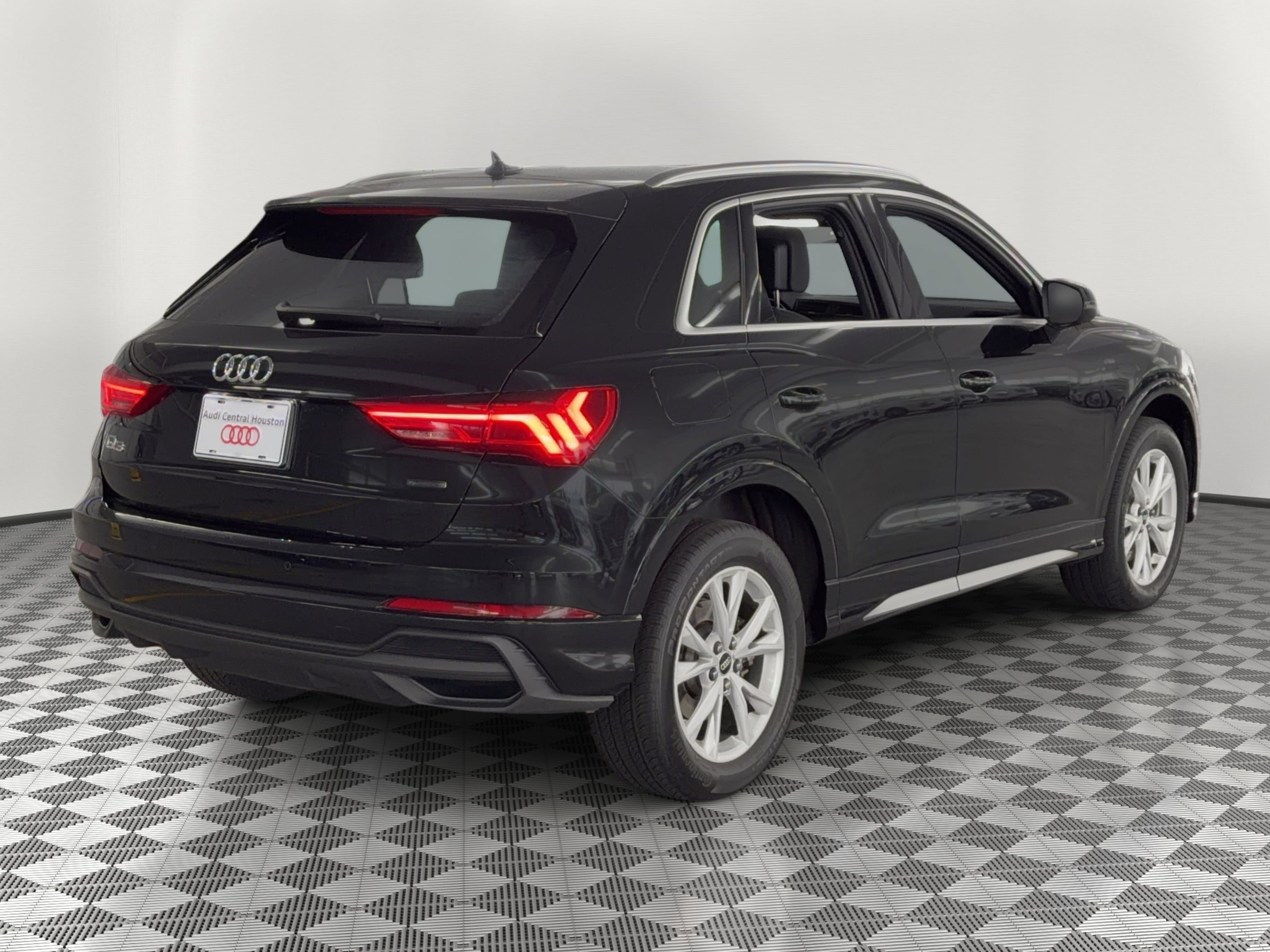 Certified 2025 Audi Q3 2.0T Premium w/ Convenience Package image 9
