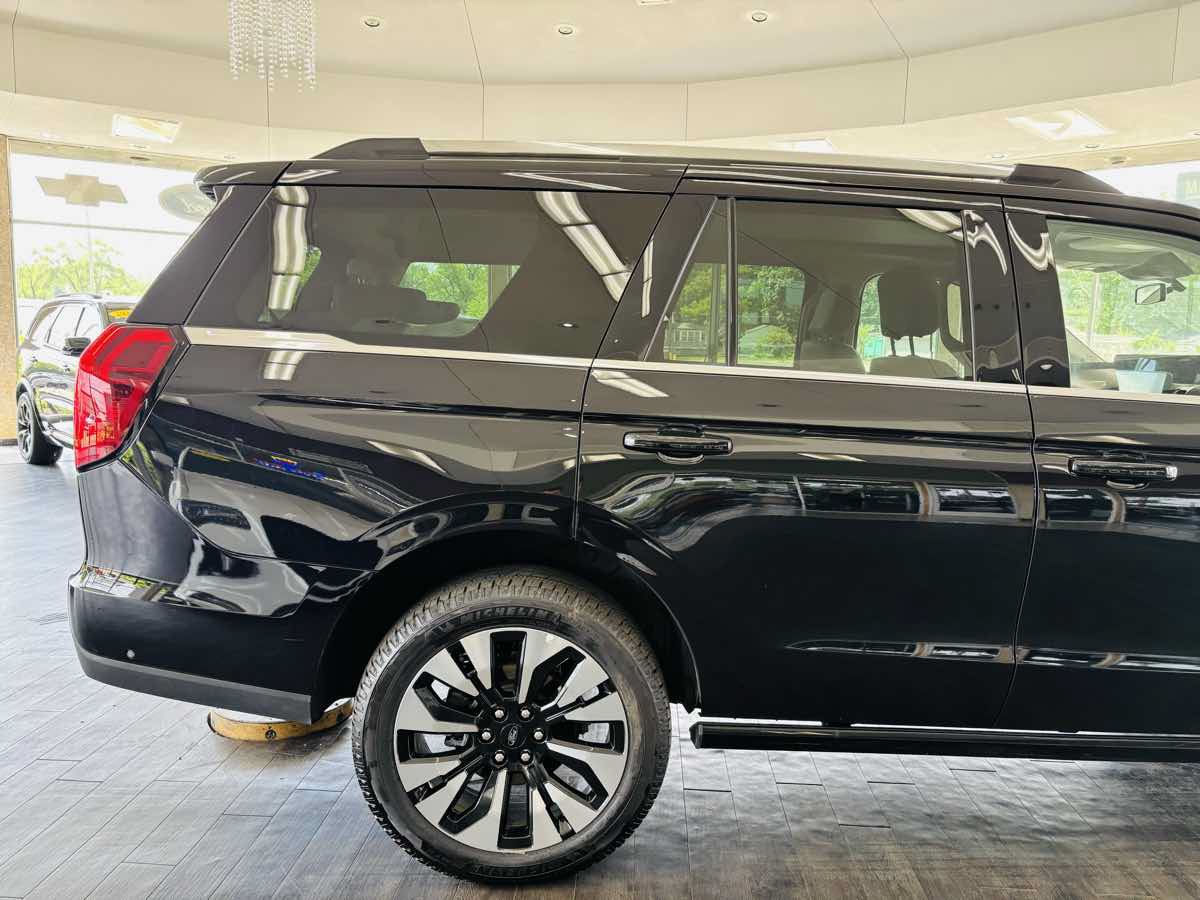 Used 2025 Ford Expedition Platinum w/ Driver's Package AWD/4WD image 6
