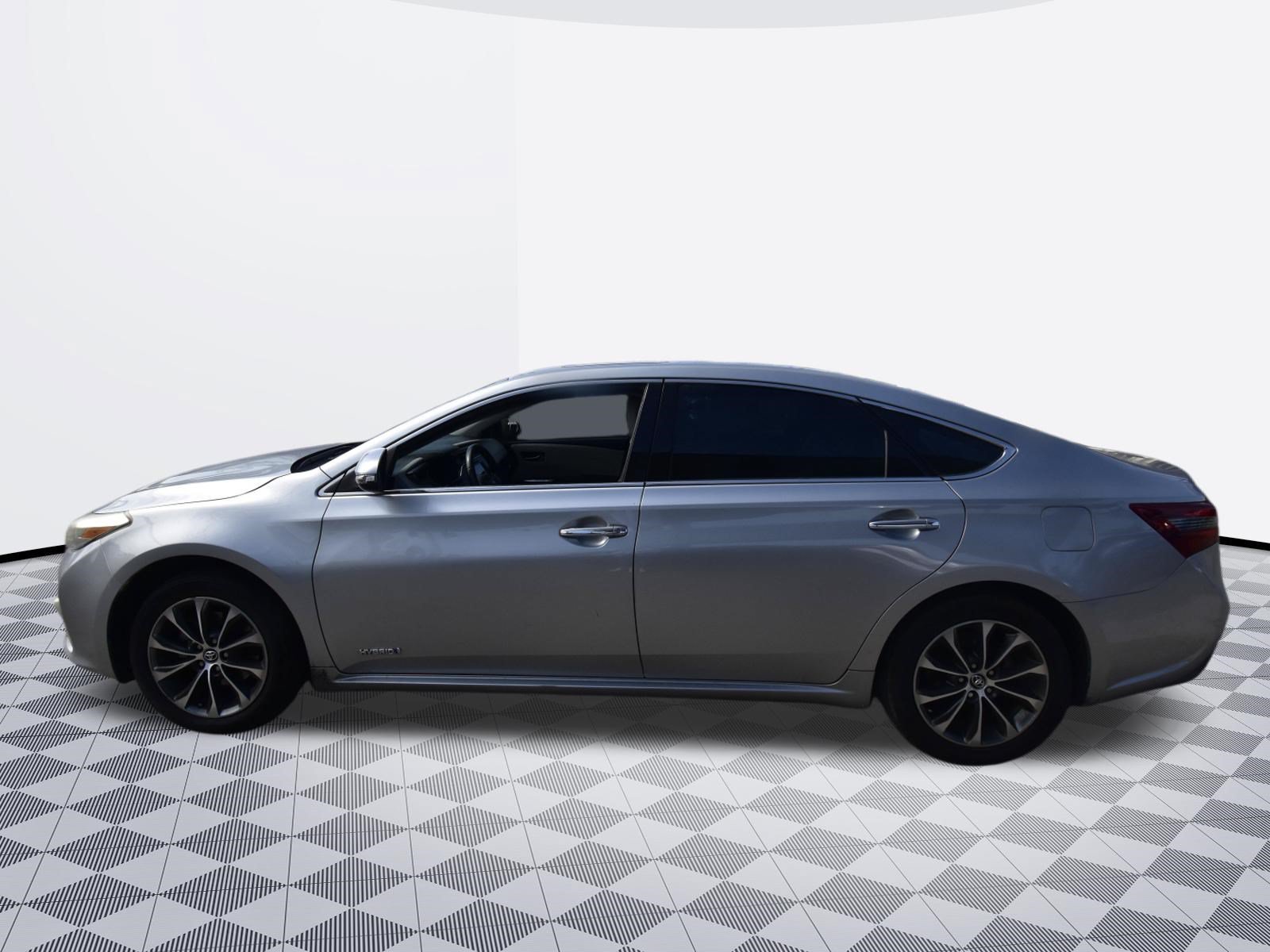 Used 2016 Toyota Avalon XLE Premium w/ Preferred Accessory Package FWD image 6