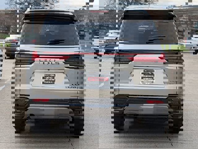 Used 2026 Lexus LX 700h Luxury image 5