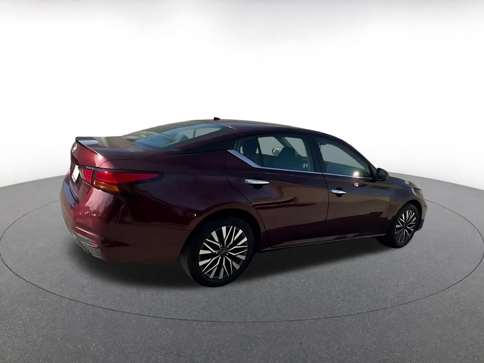 Used 2025 Nissan Altima 2.5 SV FWD image 15
