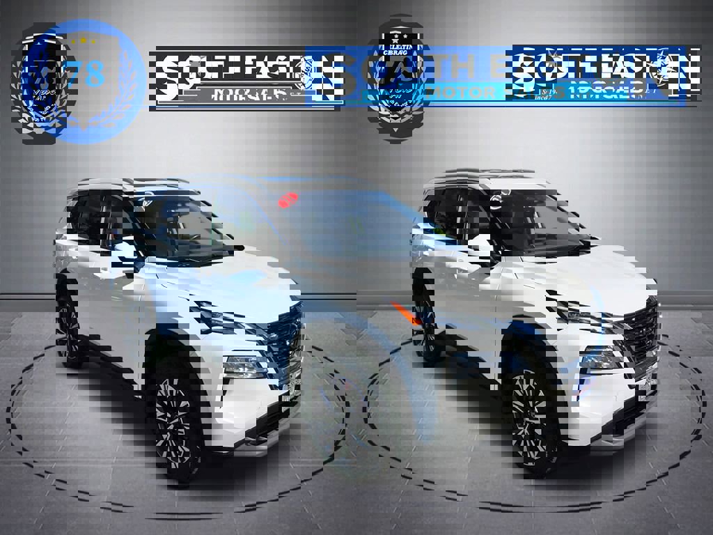 Used 2021 Nissan Rogue SV w/ Premium Package image 2