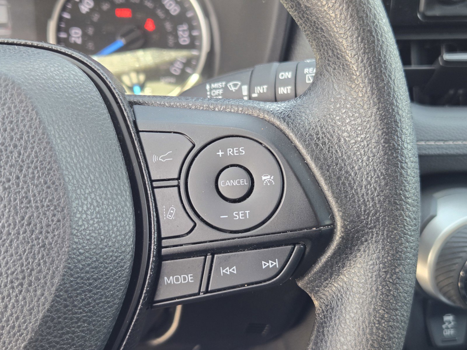 Used 2020 Toyota RAV4 XLE w/ Convenience Package image 24