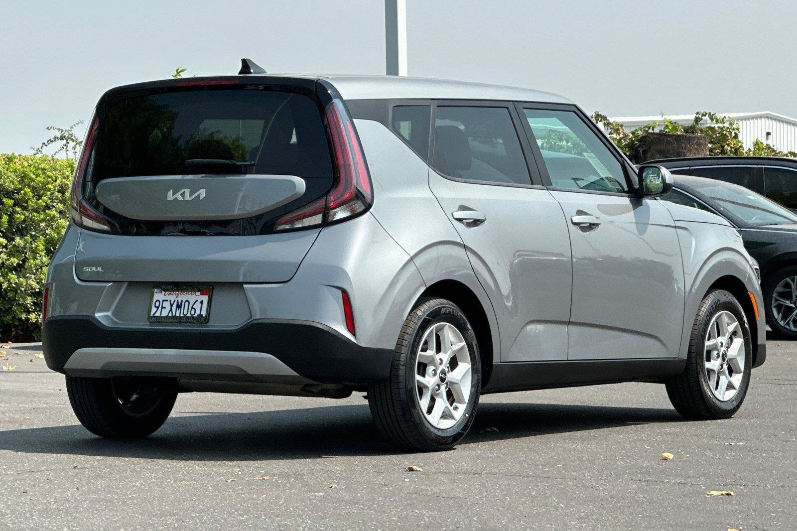 Used 2023 Kia Soul LX w/ LX Technology Package FWD image 4