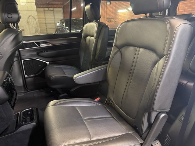 Used 2025 Jeep Wagoneer Series III w/ Premium Group I AWD/4WD image 12