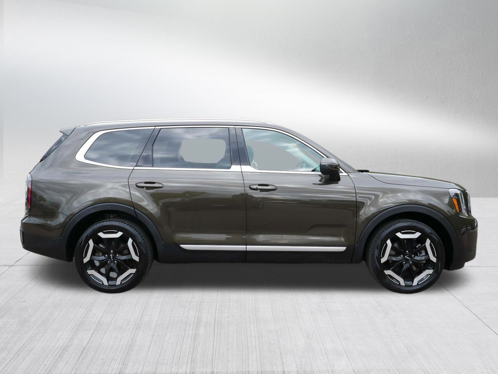 Used 2024 Kia Telluride EX w/ EX Captain's Chair Package AWD/4WD image 8