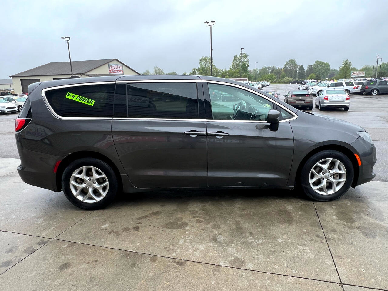 Used 2017 Chrysler Pacifica Touring image 4