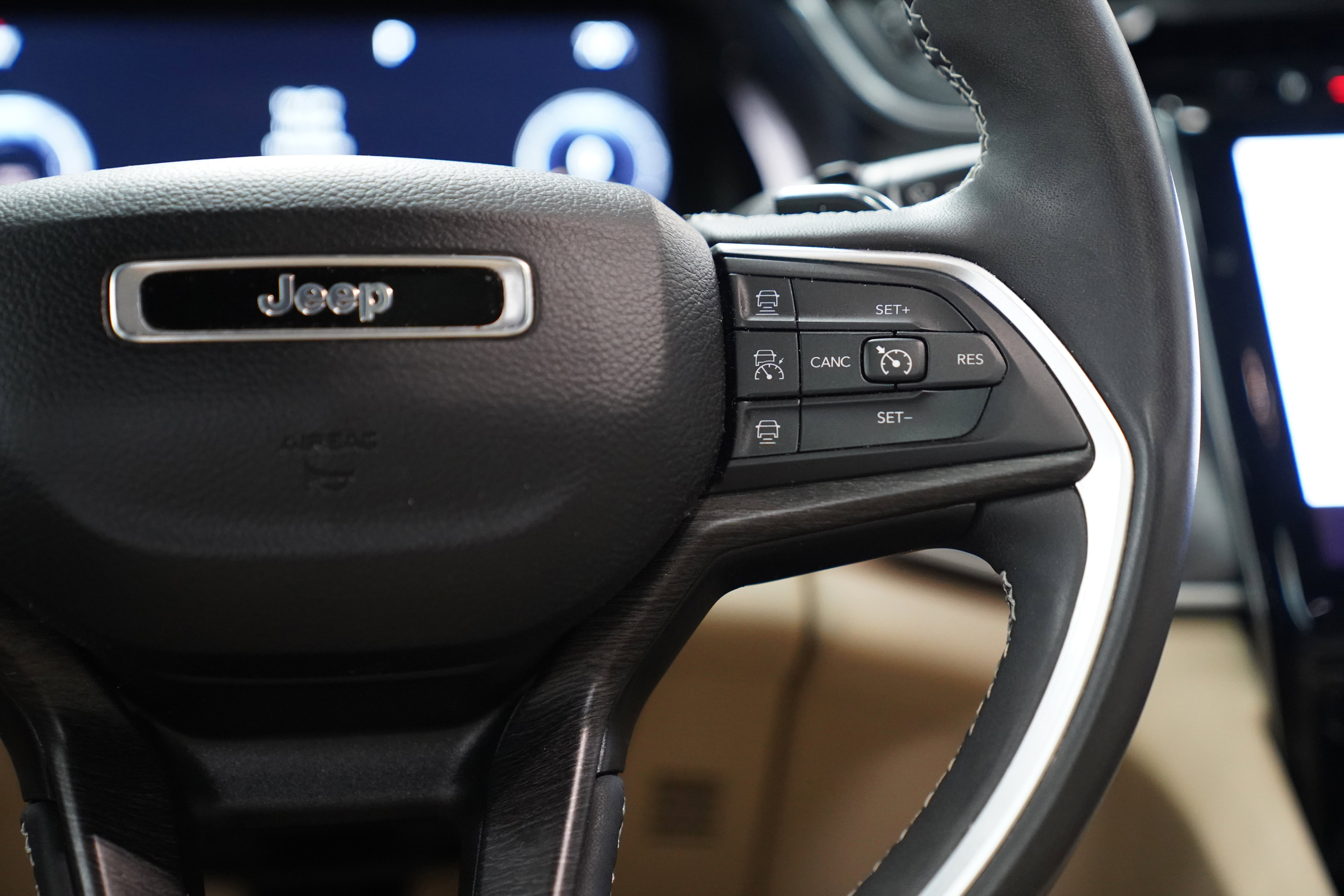 Used 2023 Jeep Grand Cherokee Limited AWD/4WD image 17