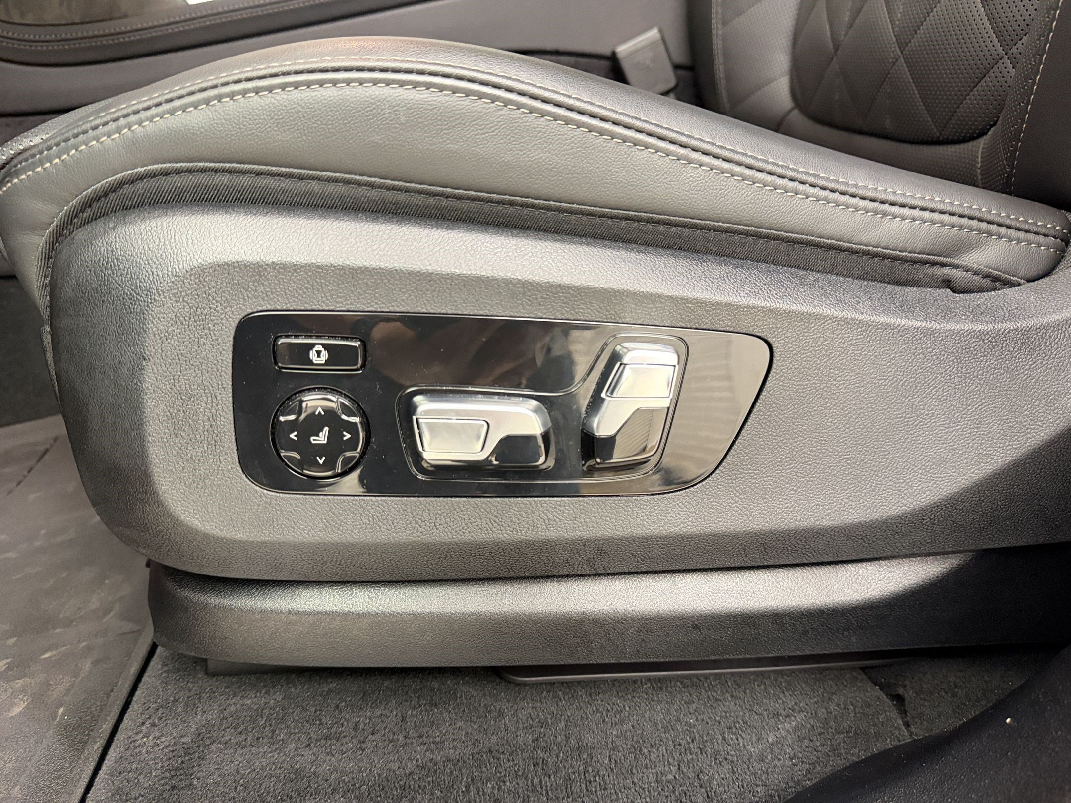 Used 2026 BMW X7 xDrive40i AWD/4WD image 16