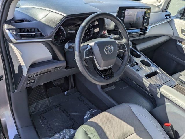Used 2022 Toyota Sienna Limited image 17