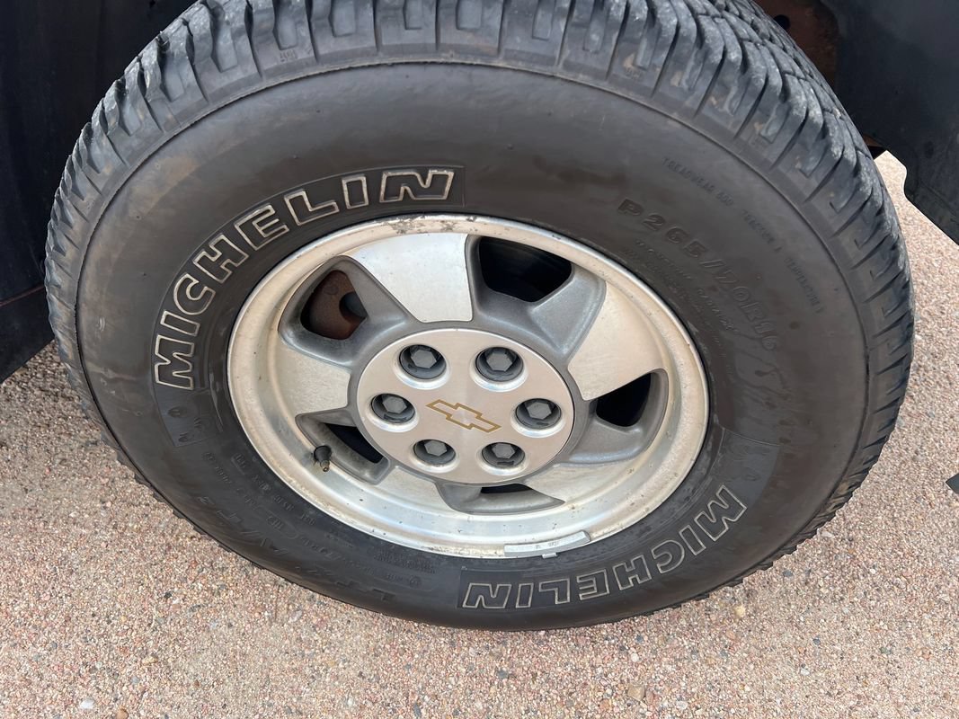 Used 2001 Chevrolet Tahoe LT w/ LT Preferred Equipment Group AWD/4WD image 9