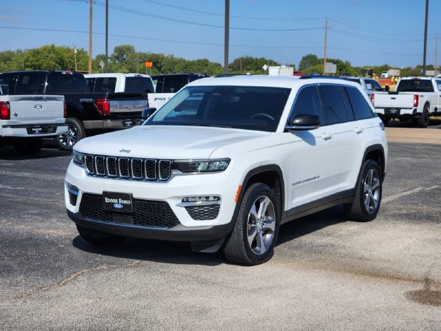 Used 2023 Jeep Grand Cherokee Limited w/ Trailer Tow Prep Group (B) RWD image 3