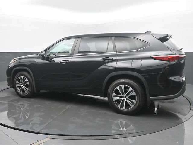 Used 2023 Toyota Highlander XLE AWD/4WD image 3
