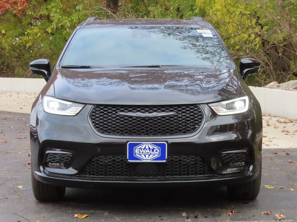 New 2026 Chrysler Pacifica Limited w/ Uconnect Theater Family Group image 20