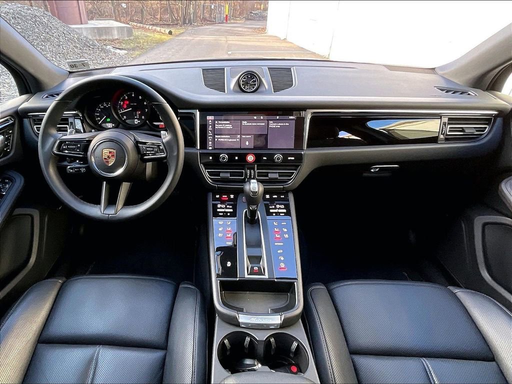 Used 2025 Porsche Macan image 18
