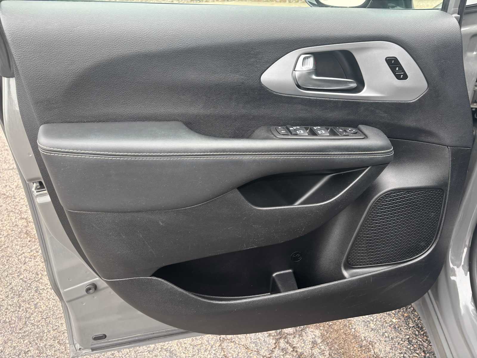 Used 2025 Chrysler Pacifica Limited FWD image 20