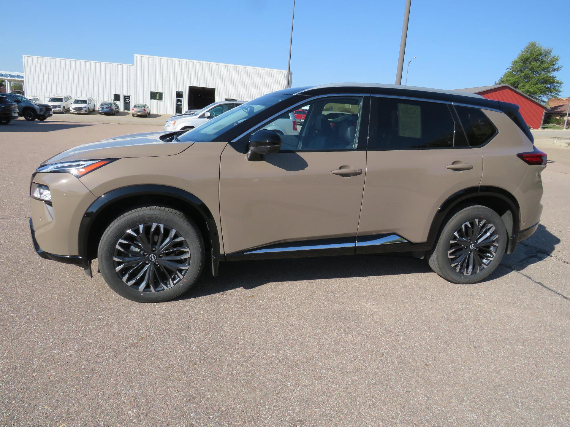 Used 2024 Nissan Rogue Platinum image 1