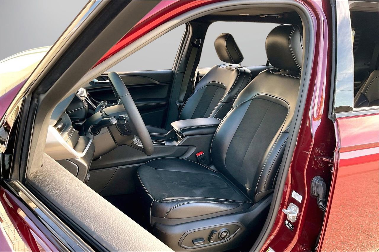 Certified 2025 Jeep Grand Cherokee L Altitude AWD/4WD image 22