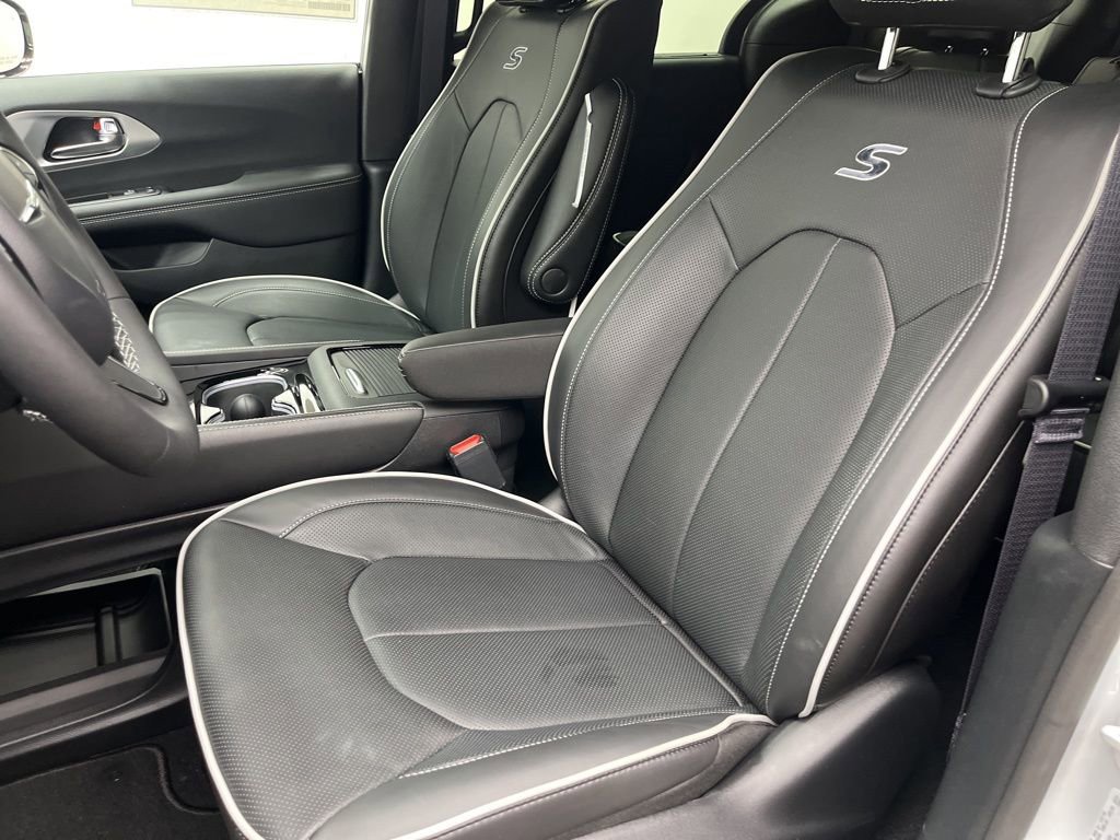 New 2026 Chrysler Pacifica Limited w/ Uconnect Theater Family Group image 10
