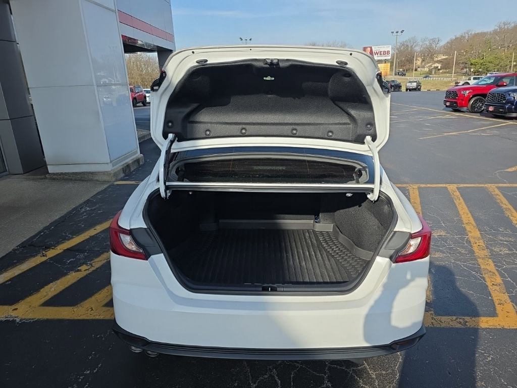 Used 2025 Toyota Camry SE image 6