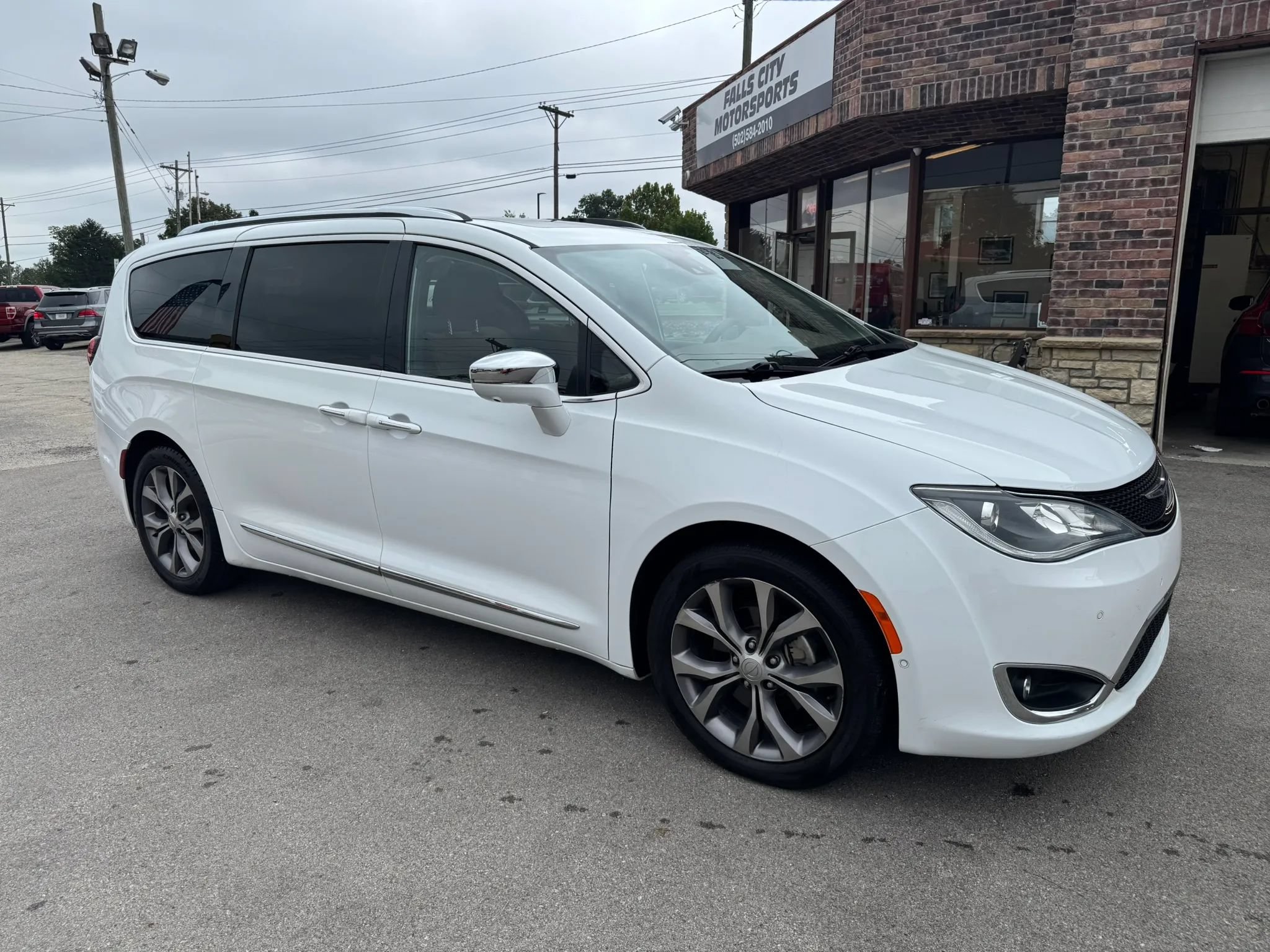 Used 2018 Chrysler Pacifica Limited w/ Tire & Wheel Group FWD image 19