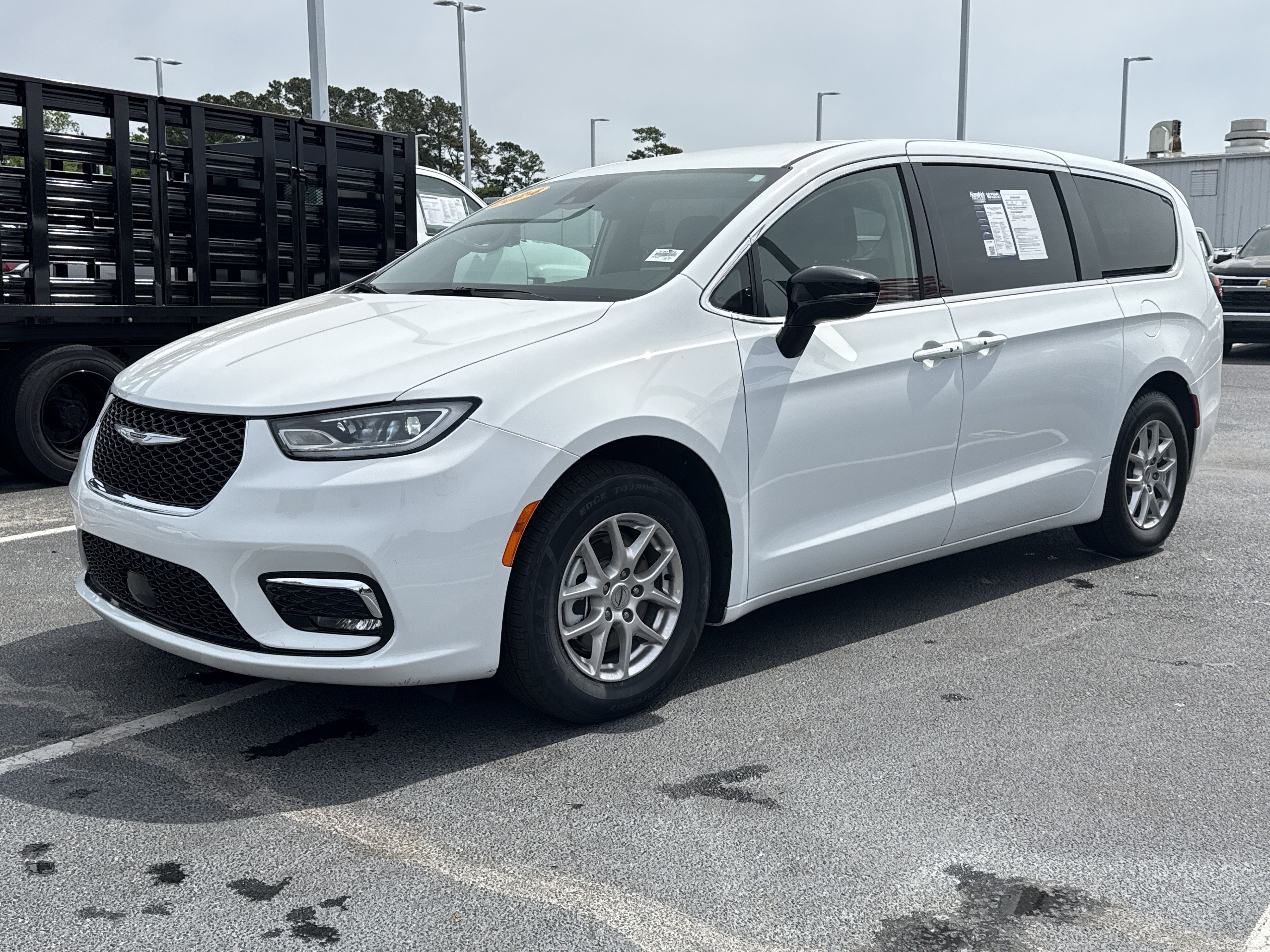 Used 2024 Chrysler Pacifica Touring-L FWD image 30