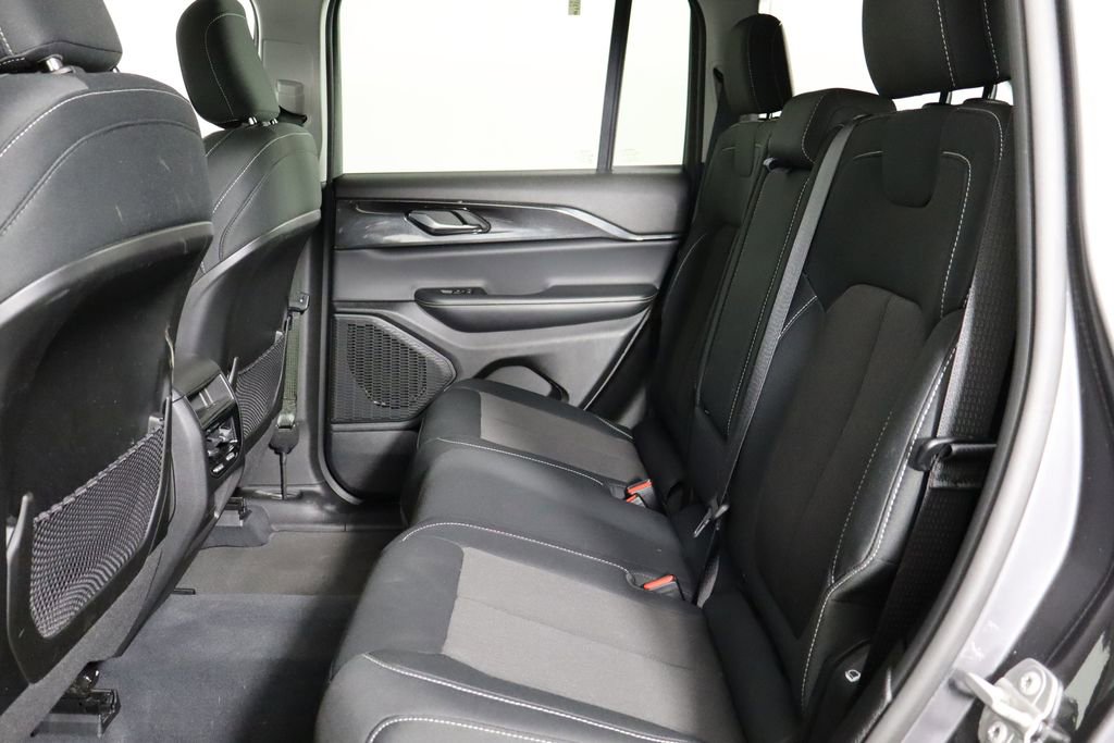 Used 2023 Jeep Grand Cherokee Laredo image 16