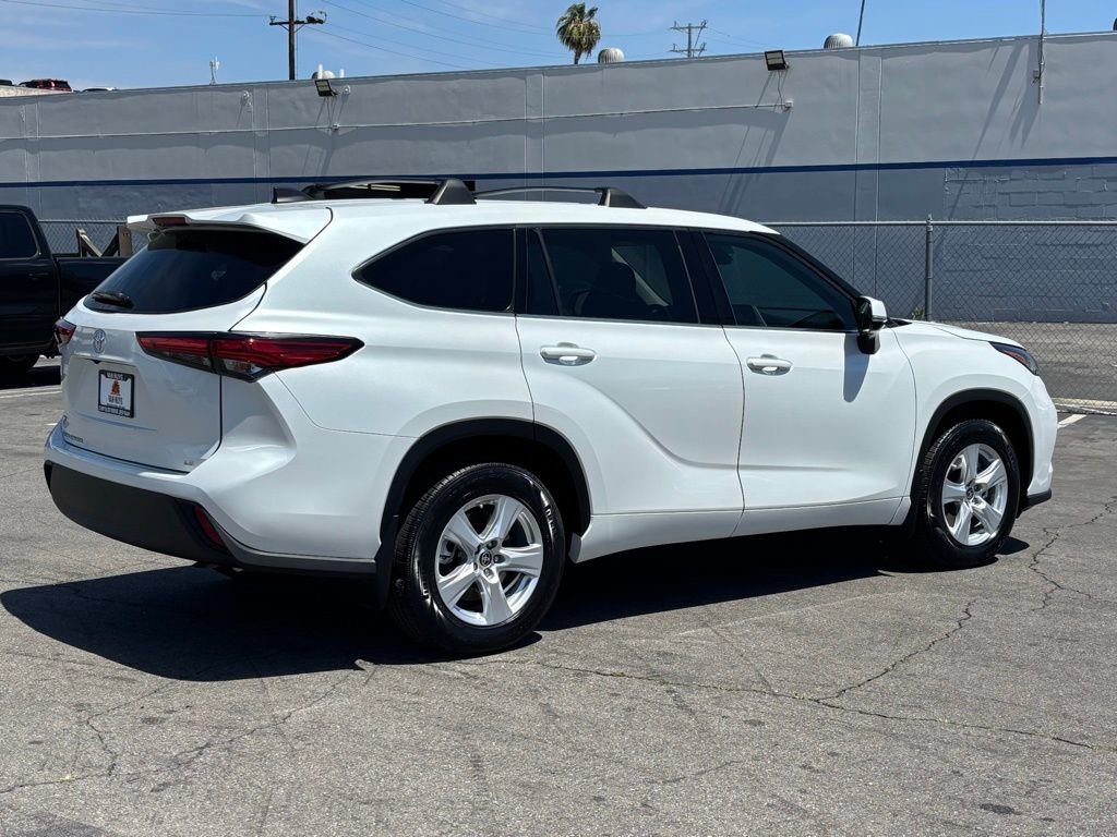 Used 2022 Toyota Highlander LE FWD image 4
