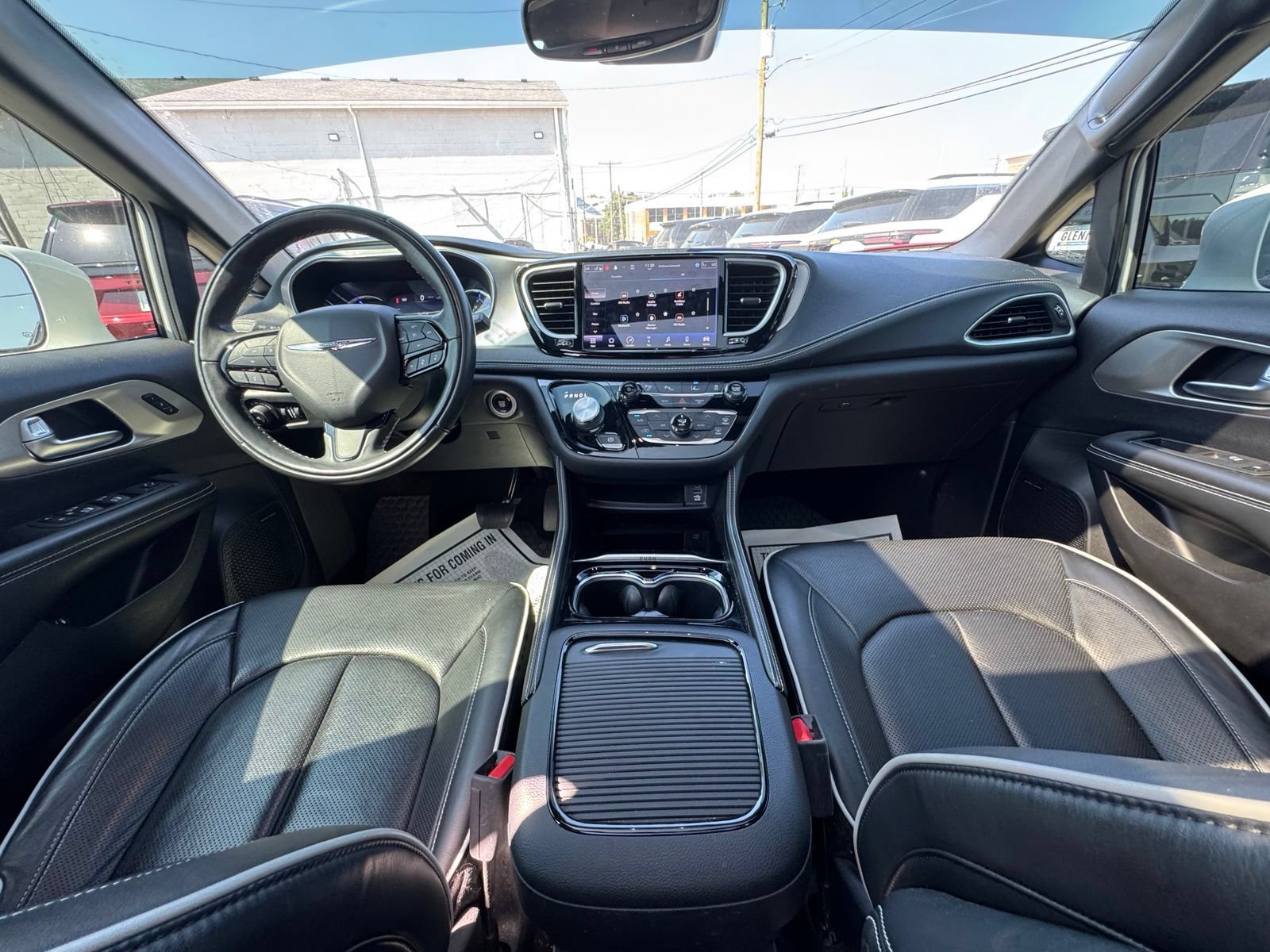 Used 2022 Chrysler Pacifica Limited w/ Uconnect Theater Family Group FWD image 30