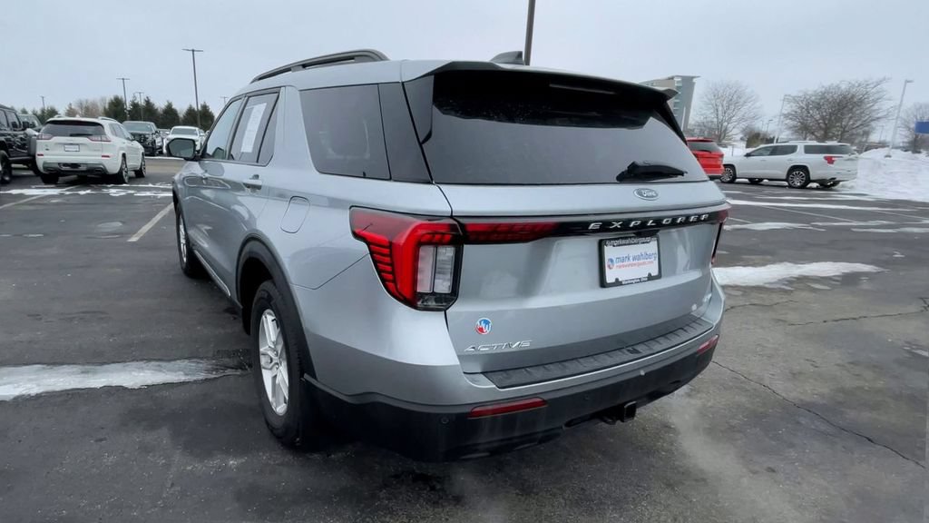 Used 2025 Ford Explorer Active AWD/4WD image 8