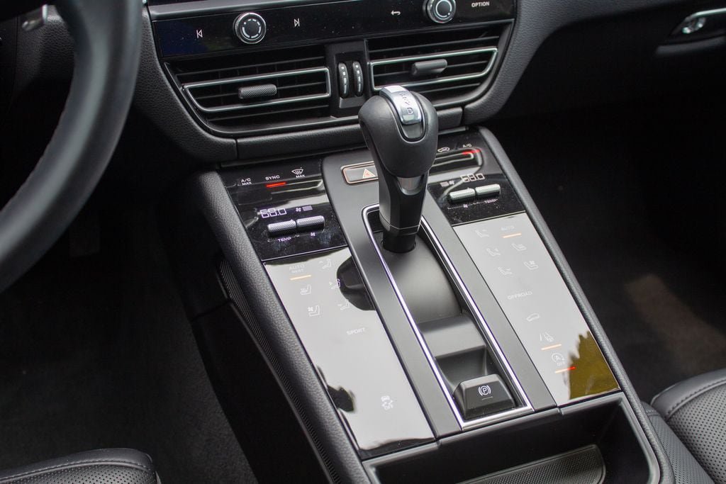 Used 2025 Porsche Macan AWD/4WD image 21