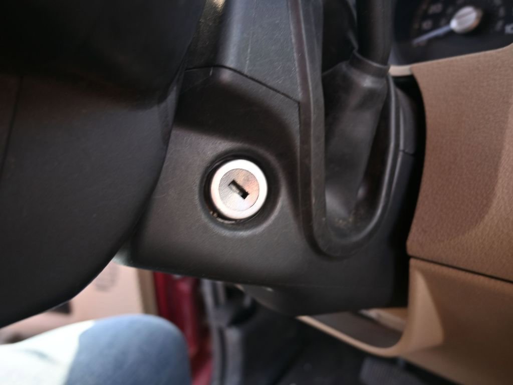 Used 2016 Ford F550 2WD Regular Cab Super Duty w/ XLT Interior Package image 40