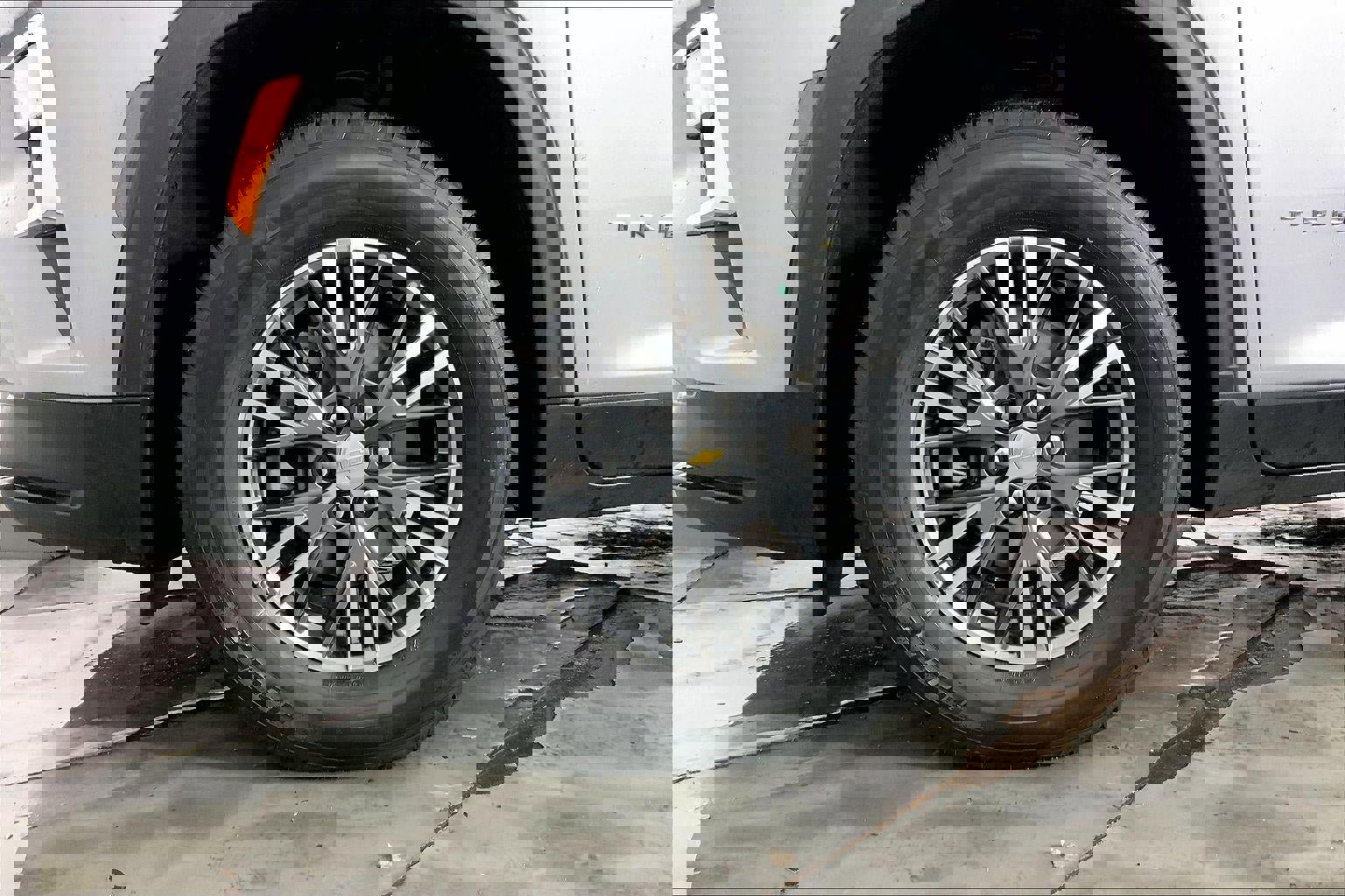 Used 2024 Chevrolet Traverse LT image 9