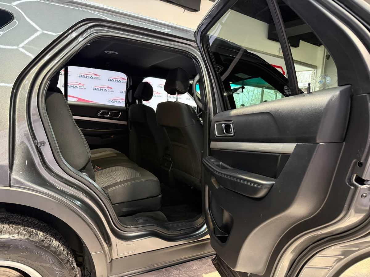 Used 2017 Ford Explorer XLT AWD/4WD image 41