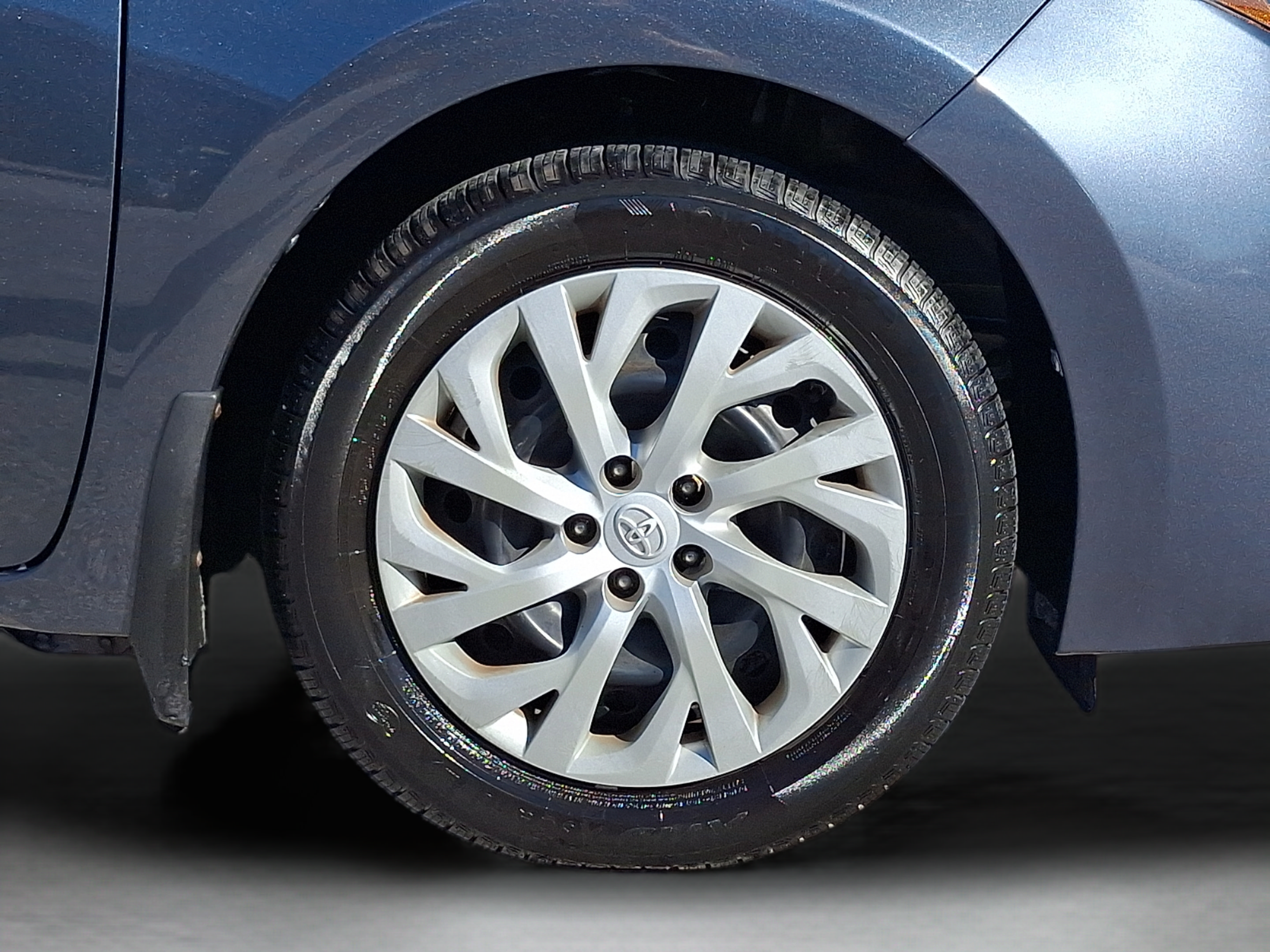 Used 2017 Toyota Corolla LE w/ Carpet Mat Package (TMS) FWD image 8