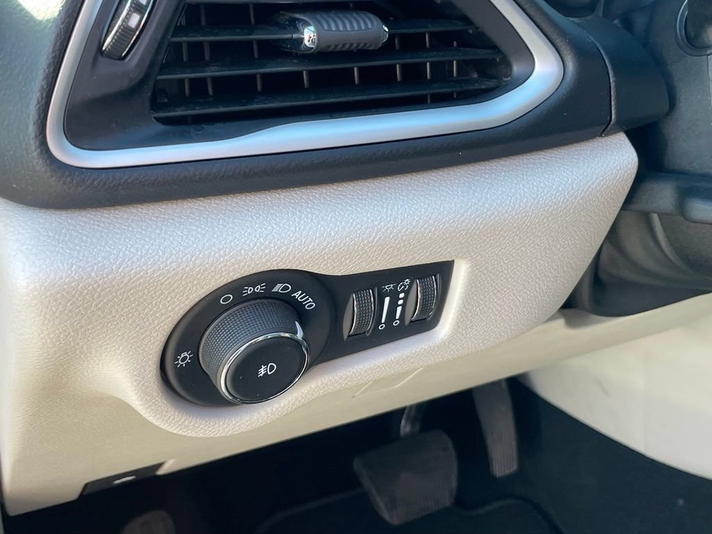Used 2024 Chrysler Pacifica Touring-L FWD image 12