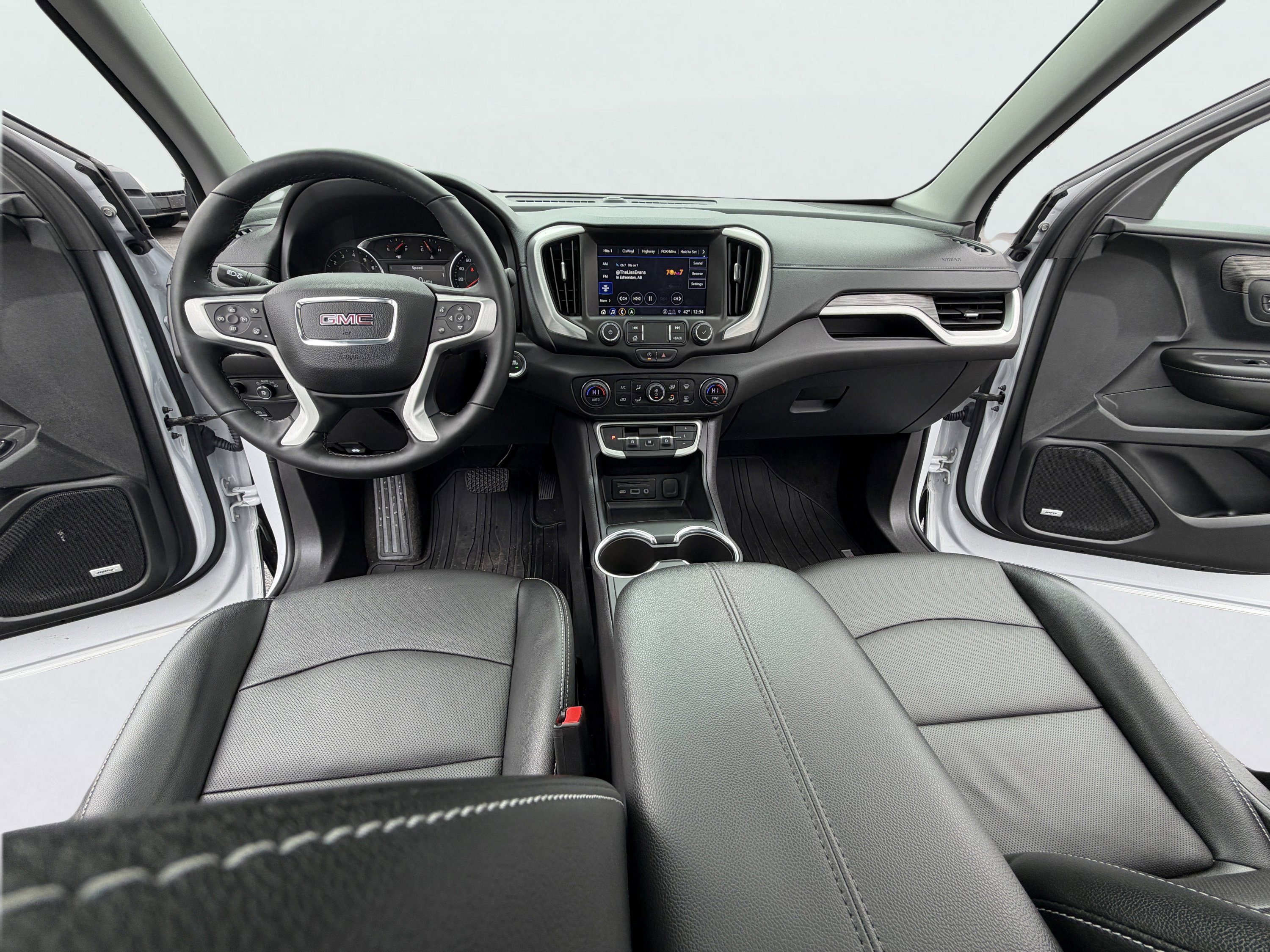 Used 2024 GMC Terrain SLT w/ Infotainment Package II AWD/4WD image 3