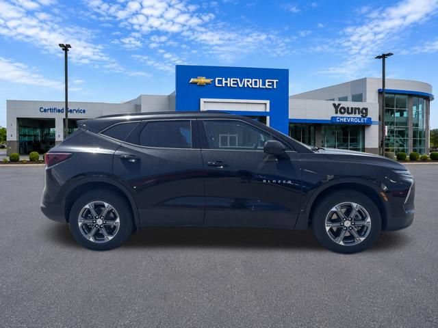 Used 2025 Chevrolet Blazer LT w/ Convenience Package AWD/4WD image 2